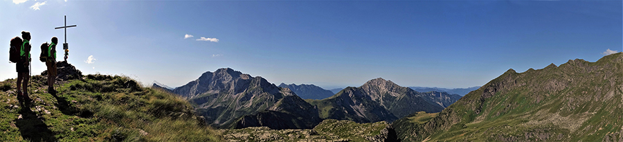 Dalla Cima di Mezzeno (2320 m) vista panoramica a sud